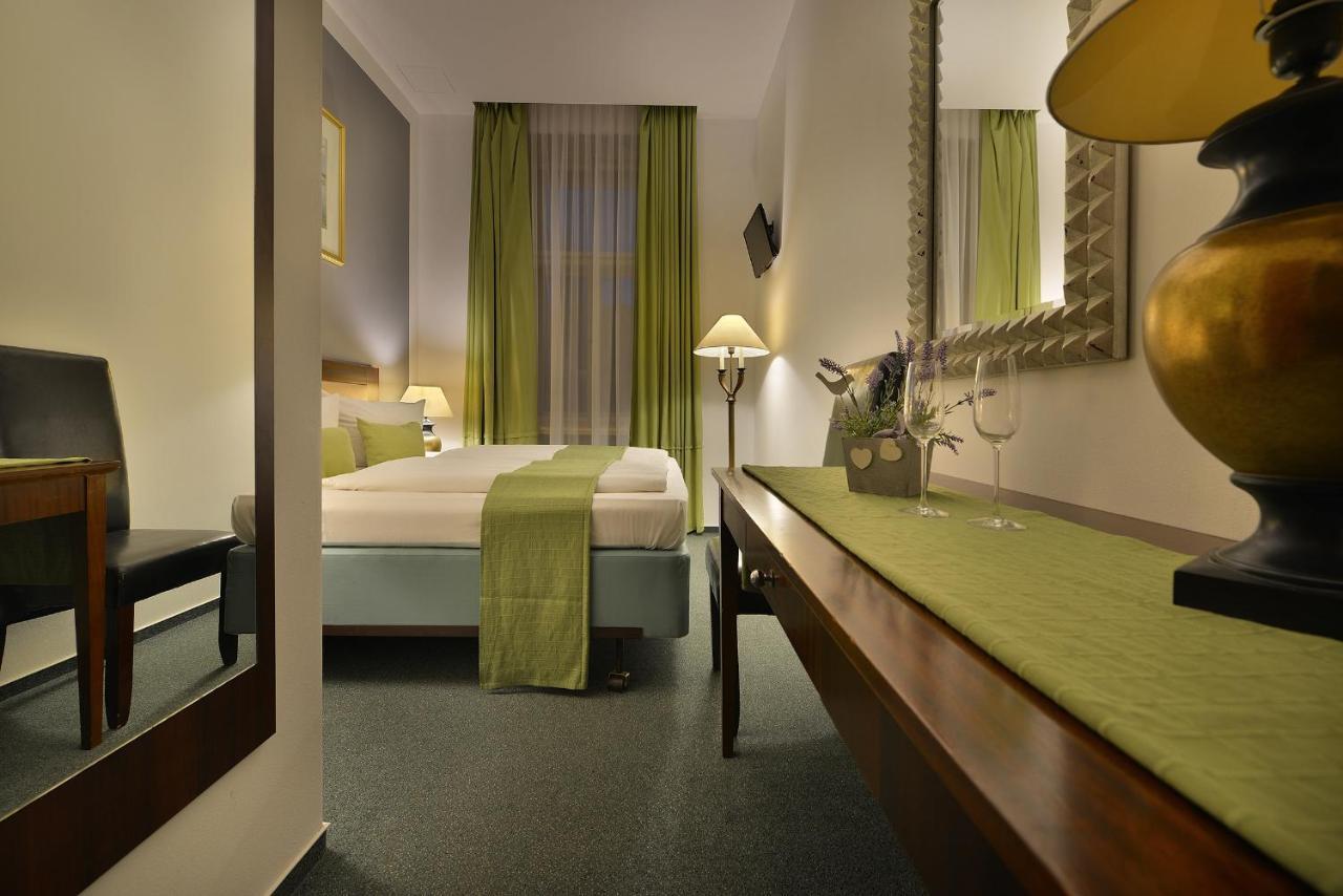 Prague Season Three Stars Hotel Bagian luar foto