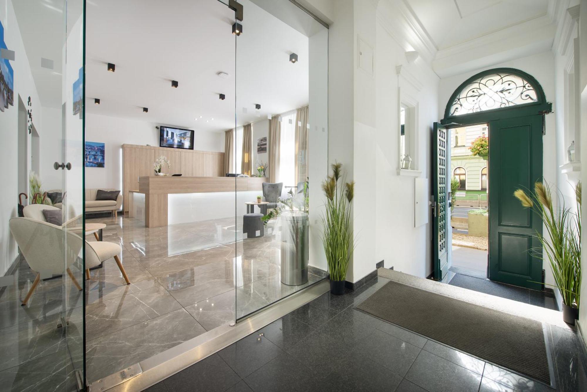 Prague Season Three Stars Hotel Bagian luar foto