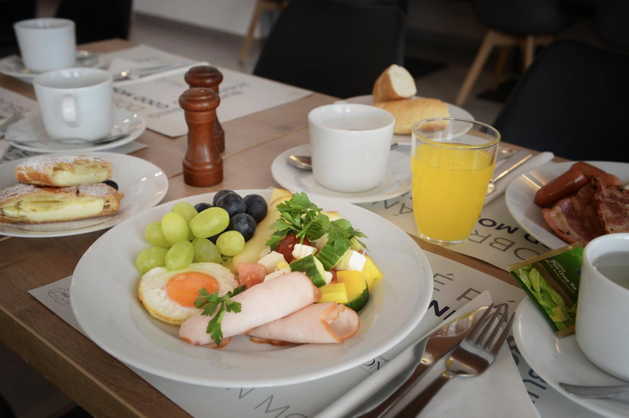 Prague Season Three Stars Hotel Bagian luar foto