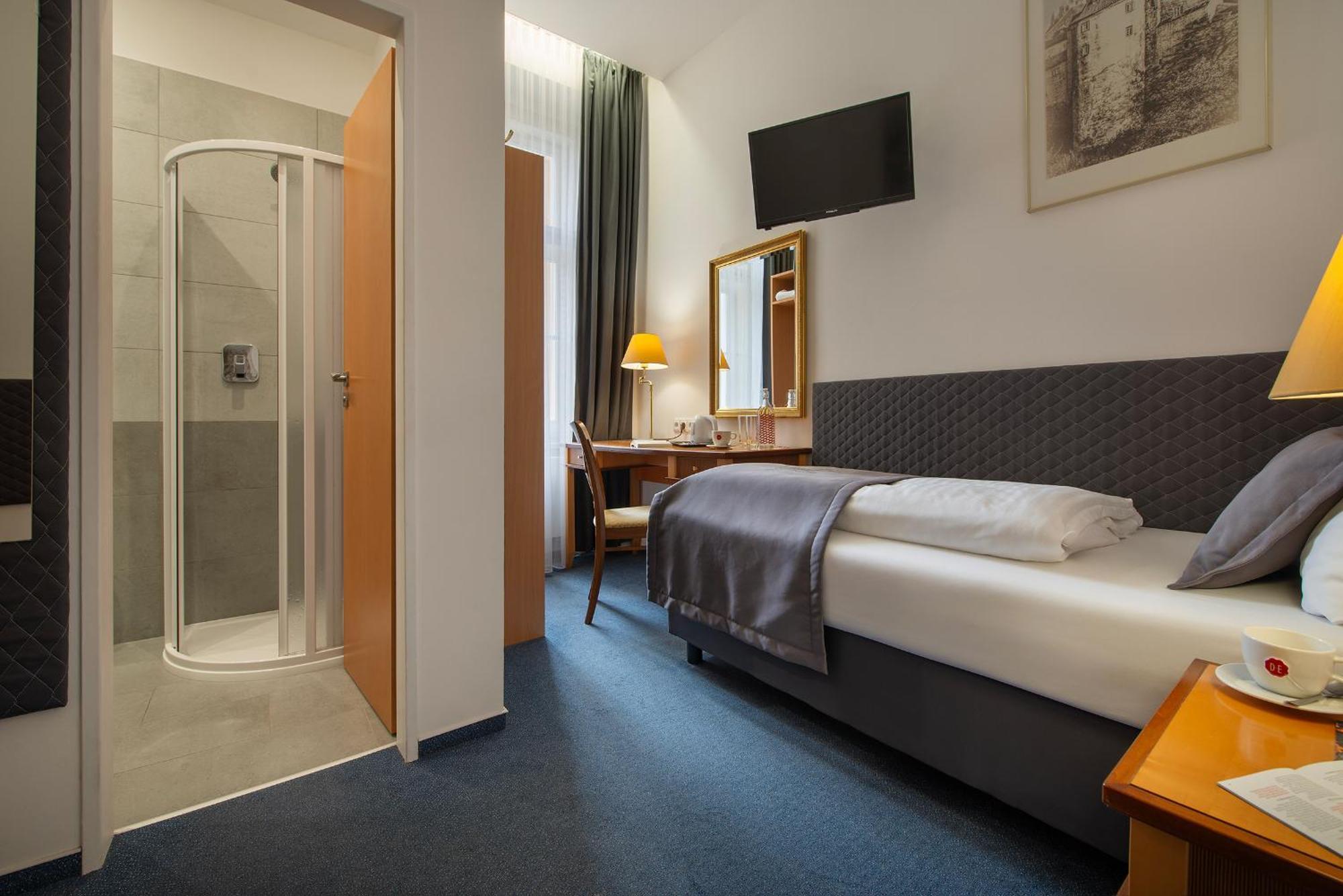 Prague Season Three Stars Hotel Bagian luar foto